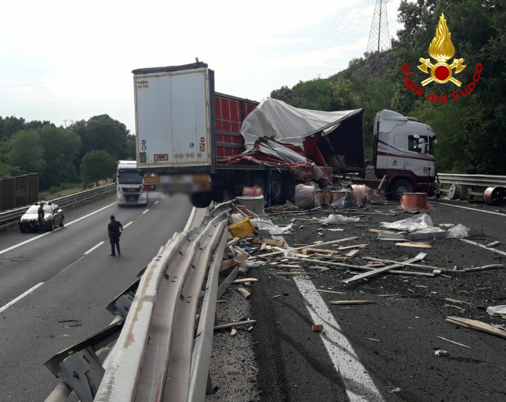 Immagine per Tir contro le barriere dell'A4, chiusa autostrada a Monfalcone